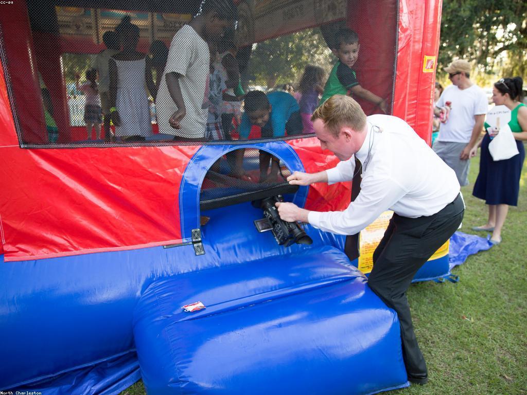 សហគមន៍និងព័ត៌មាន៖ ការទាក់ទងដែលធ្វើឱ្យជីវិតកាន់តែប្រសើរ